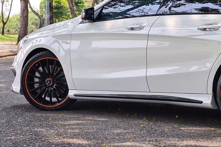 Phần đuôi của chiếc Mercedes-Benz CLA 45 AMG OrangeArt Edition chính là điểm nổi bật của thiết kế Shooting Brake. Nhờ việc kéo dài đuôi xe khiến cho dung tích khoang chứa đồ lên tới 495 lít, rộng hơn 25 lít so với các phiên bản CLA thông thường. Cản sau thể thao, tích hợp bộ khuếch tán và ống xả kép hiệu năng cao AMG.