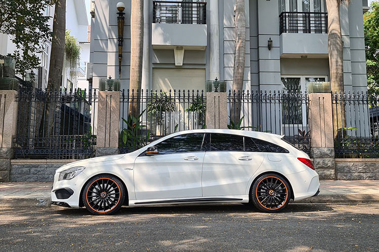 Ra mắt toàn cầu từ năm 2015 nhưng đến nay tại Việt Nam, số lượng xe sang thể thao Mercedes-Benz CLA 45 AMG OrangeArt Edition chỉ dừng lại ở con số 1. Sau 5 năm, chiếc xe đang được một showroom chuyên buôn xe cũ tại quận 7, TP HCM rao bán với mức ODO 40.000km, tức 8.000km/năm.