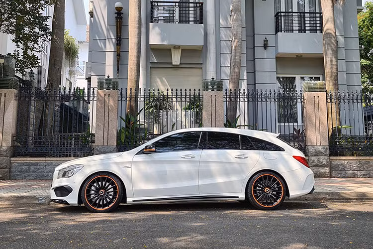 Ra mắt toàn cầu từ năm 2015 nhưng đến nay tại Việt Nam, số lượng xe sang thể thao Mercedes-Benz CLA 45 AMG OrangeArt Edition chỉ dừng lại ở con số 1. Sau 5 năm, chiếc xe đang được một showroom chuyên buôn xe cũ tại quận 7, TP HCM rao bán với mức ODO 40.000km, tức 8.000km/năm.