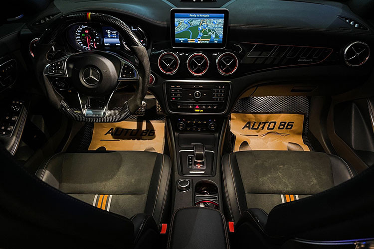 Nội thất xe vẫn rất sang trọng và thể thao đậm chất Mercedes-Benz. Hãng quan niệm một chiếc xe dù được nhấn mạnh vào tính thể thao nhưng cũng không đáng bị ăn bớt các trang thiết bị sang trọng. Cabin tràn ngập da cao cấp và các chi tiết bằng kim loại.