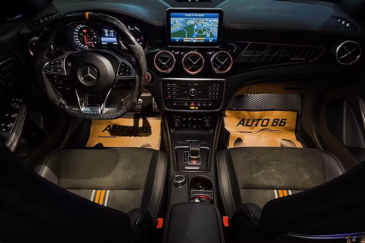 Nội thất xe vẫn rất sang trọng và thể thao đậm chất Mercedes-Benz. Hãng quan niệm một chiếc xe dù được nhấn mạnh vào tính thể thao nhưng cũng không đáng bị ăn bớt các trang thiết bị sang trọng. Cabin tràn ngập da cao cấp và các chi tiết bằng kim loại.