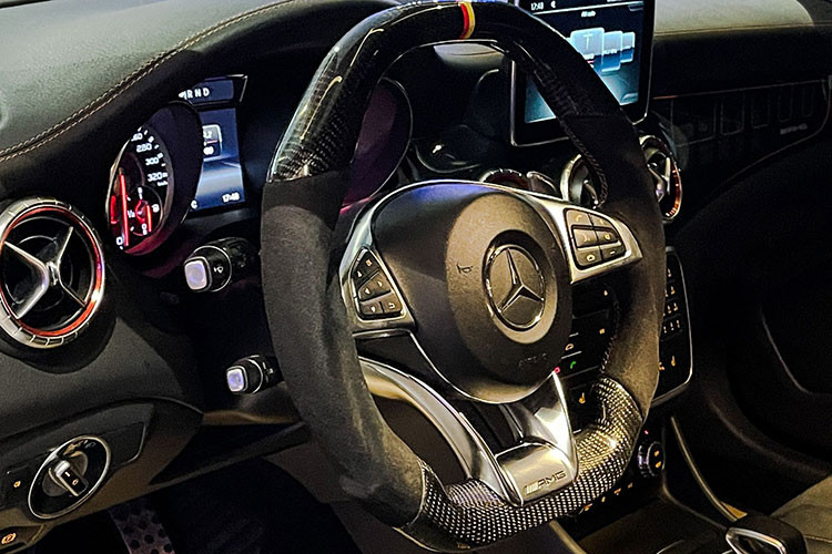 Xe được trang bị bộ ghế thể thao bọc da và vi sợi Dinamica, bảng táp-lô bọc Artico, chỉ khâu màu cam đối lập và biển tên “AMG OrangeArt Edition”. Bên cạnh đó, dàn loa Harman Kardon hứa hẹn sẽ thỏa mãn những đôi tai khắt khe của tín đồ âm thanh.