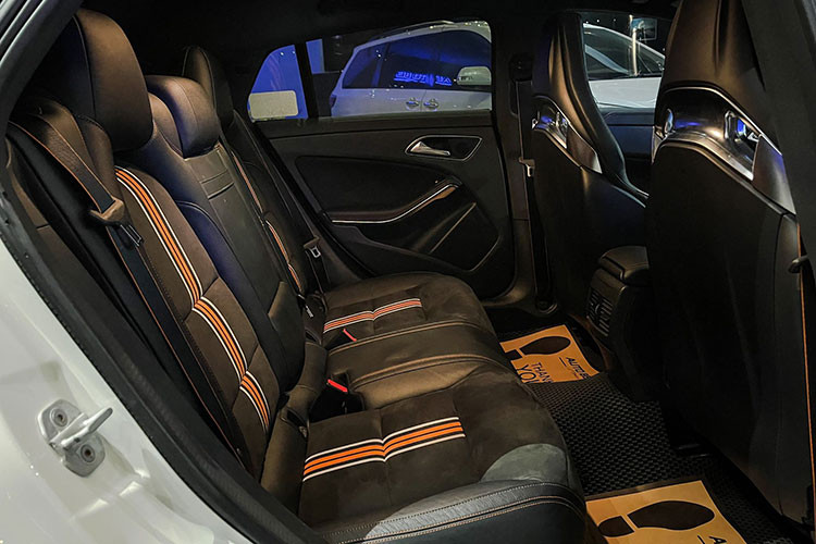 Phiên bản đặc biệt vẫn sử dụng động cơ xăng bốn xy-lanh tăng áp dung tích 2.0L, sản sinh công suất tối đa 360 mã lực và mo-men xoắn cực đại 450 Nm. Sức mạnh được truyền tới bốn bánh thông qua hệ dẫn động bốn bánh toàn thời gian 4Matic và hộp số AMG Speedshift DCT bảy cấp. Nhờ đó, xe có thể tăng tốc từ 0 lên 100 km/giờ chỉ trong 4,7 giây và đạt vận tốc tối đa giới hạn điện tử 250 km/giờ.