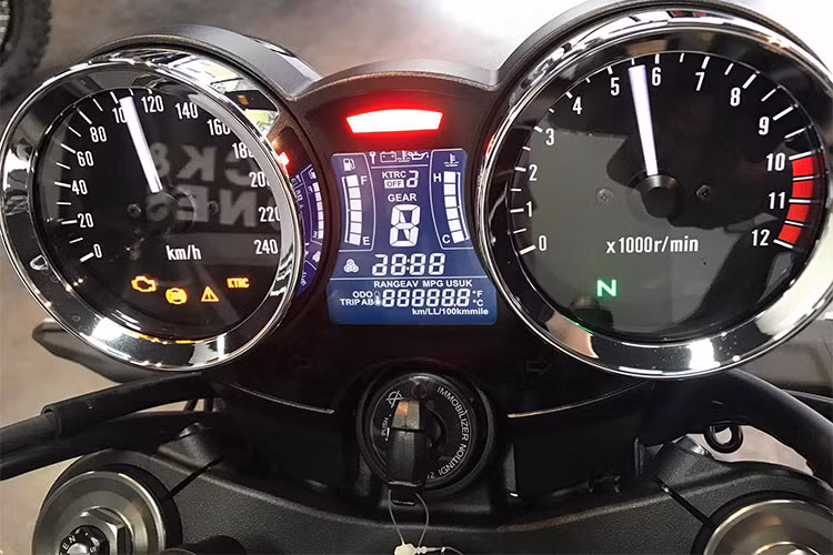 Cụm điều khiển trung tâm thiết kế theo phong cách cổ điển với hai đồng hồ tròn báo tốc độ và chỉ số tua máy. Ngoài ra, xe cũng có màn hình LCD ở giữa để hiển thị các thông số hành trình, điều mà những mẫu xe cổ điển trước đây không có. Các nút bấm trên xe cũng đơn giản, thiết kế giống như các dòng môtô nhà Kawasaki hiện nay.