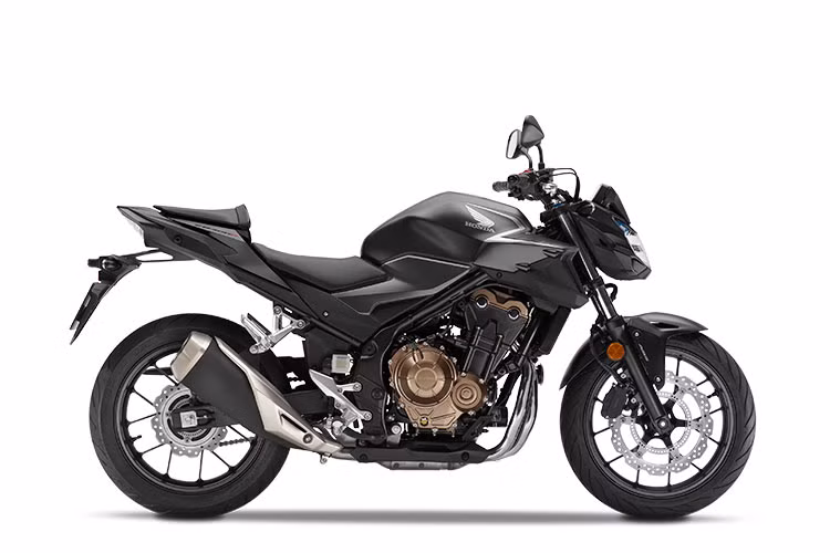 Xe cũng duy trì hệ thống đèn báo dừng khẩn cấp và màn hình LCD dạng âm bản, giúp người dùng luôn cập nhật được các thông tin xe và hành trình một cách dễ dàng. Thiết kế ống xả và cửa ống xả kép có cấu trúc giúp tối ưu hoá hiệu quả và tốc độ thoát khí, mang đến âm thanh giòn và trải nghiệm đầy phấn khích cho người lái. Phiên bản mới vẫn giữ nguyên hai bản tông màu chính là Đỏ và Đen nhưng thay thế các mảng Bạc bằng màu Đen mới.