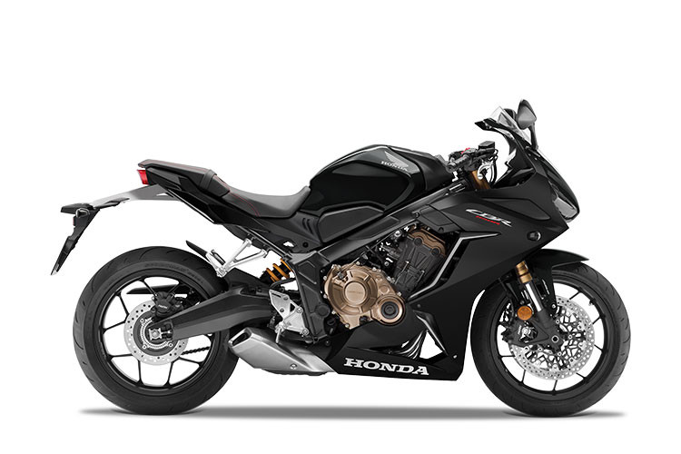Honda CBR500R 2021 mới được trang bị khối động cơ 471cc, 2 xy lanh song song, 8 van, làm mát bằng dung dịch. Khối động cơ này cho công suất cực đại 35kW tại vòng tua 8.600 vòng/phút, mô men xoắn tối đa 43Nm tại vòng tua 6.500 vòng/phút. Động cơ đạt tiêu chuẩn khí thải EURO5. 