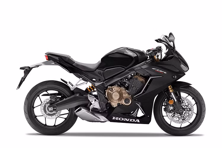 Honda CBR500R 2021 mới được trang bị khối động cơ 471cc, 2 xy lanh song song, 8 van, làm mát bằng dung dịch. Khối động cơ này cho công suất cực đại 35kW tại vòng tua 8.600 vòng/phút, mô men xoắn tối đa 43Nm tại vòng tua 6.500 vòng/phút. Động cơ đạt tiêu chuẩn khí thải EURO5. 