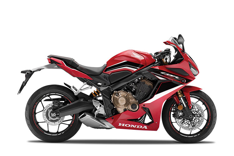 Phiên bản mới CBR500R tiếp tục được trang bị các công nghệ và tiện ích đáng chú ý như: bộ ly hợp chống trượt 2 chiều; đèn báo dừng khẩn cấp; hệ thống chống bó cứng phanh ABS 2 kênh. Phiên bản mới CBR500R sở hữu thêm màu Trắng Đen mới bên cạnh các màu Đen và Đỏ Đen đã có trước đây. Mức giá xe Honda CBR500R 2021 chính hãng tại Việt Nam là 187 triệu đồng.