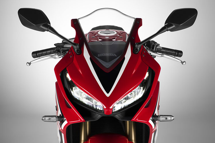 Ở phiên bản Honda CBR650R 2021 mới mẫu xe tiếp tục giữ hậu tố “R” đặc trưng, tuy nhiên được biến hóa các chi tiết thiết kế giúp đem lại hình ảnh mới mẻ hơn. Mặt đồng hồ được điều chỉnh thiết kế giúp người dùng dễ dàng quan sát hơn các chỉ số khi điều khiển xe trên đường.