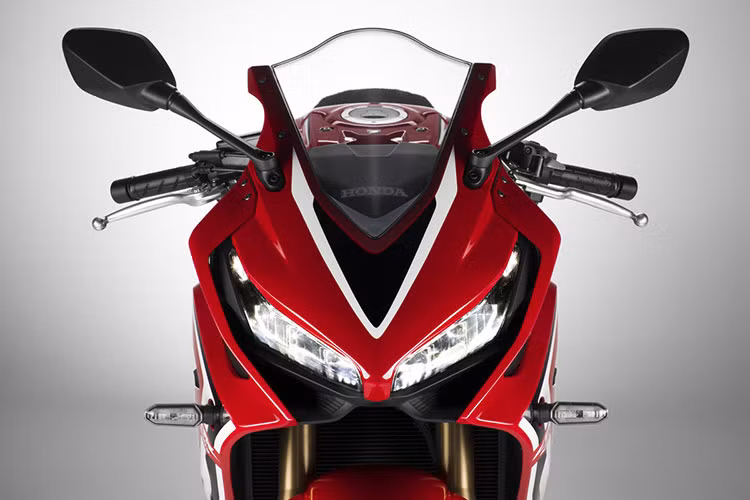 Ở phiên bản Honda CBR650R 2021 mới mẫu xe tiếp tục giữ hậu tố “R” đặc trưng, tuy nhiên được biến hóa các chi tiết thiết kế giúp đem lại hình ảnh mới mẻ hơn. Mặt đồng hồ được điều chỉnh thiết kế giúp người dùng dễ dàng quan sát hơn các chỉ số khi điều khiển xe trên đường.