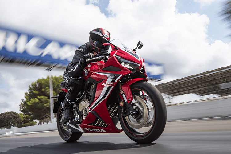 Ra mắt lần đầu tiên năm 2014 tại thị trường châu Âu với tên gọi CBR650F và mức phân khối hạng trung, CBR650R là bước tiến hóa thực sự được kiến tạo nên bởi các kỹ sư Honda. Sự chuyển mình của mẫu xe được lấy cảm hứng từ mẫu xe CBR1000RR Fireblade 2018 nhưng được đưa vào những dấu ấn riêng biệt. Hậu tố “F” chuyển thành “R” trên tên xe nhằm ám chỉ sự thay đổi trong thiết kế và khả năng vận hành, giúp đem lại một cái nhìn hoàn thiện nhất của dòng Super Sports hiện đại.