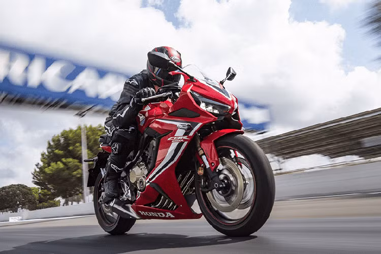 Ra mắt lần đầu tiên năm 2014 tại thị trường châu Âu với tên gọi CBR650F và mức phân khối hạng trung, CBR650R là bước tiến hóa thực sự được kiến tạo nên bởi các kỹ sư Honda. Sự chuyển mình của mẫu xe được lấy cảm hứng từ mẫu xe CBR1000RR Fireblade 2018 nhưng được đưa vào những dấu ấn riêng biệt. Hậu tố “F” chuyển thành “R” trên tên xe nhằm ám chỉ sự thay đổi trong thiết kế và khả năng vận hành, giúp đem lại một cái nhìn hoàn thiện nhất của dòng Super Sports hiện đại.