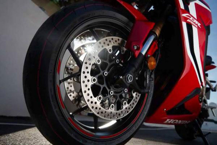 Phuộc trước trên phiên bản mới sử dụng loại SFF-BP với pít tông lớn, đem lại khả năng hấp thụ lực cao hơn và mang đến cảm nhận lái tốt hơn cho người điều khiển. Tem xe trên hai bản màu được thiết kế mới tạo nét khỏe khắn và độc đáo hơn. Bản màu Đen có viền tem hình tia chớp chạy dọc yếm xe được chuyển từ Đỏ sang Trắng nổi bật. Trong khi đó bản màu Đỏ được biến hóa tem xe với dải chữ V đậm màu Đen cắt xuyên từ bình xăng đến yếm xe, tạo điểm nhấn thị giác mạnh mẽ.