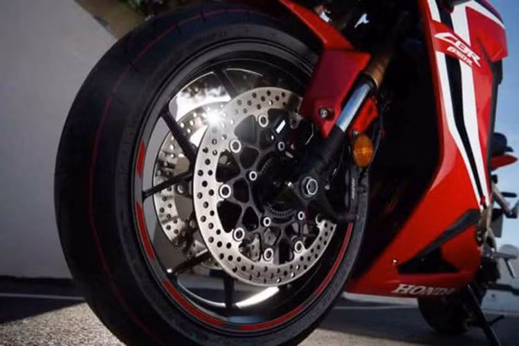 Phuộc trước trên phiên bản mới sử dụng loại SFF-BP với pít tông lớn, đem lại khả năng hấp thụ lực cao hơn và mang đến cảm nhận lái tốt hơn cho người điều khiển. Tem xe trên hai bản màu được thiết kế mới tạo nét khỏe khắn và độc đáo hơn. Bản màu Đen có viền tem hình tia chớp chạy dọc yếm xe được chuyển từ Đỏ sang Trắng nổi bật. Trong khi đó bản màu Đỏ được biến hóa tem xe với dải chữ V đậm màu Đen cắt xuyên từ bình xăng đến yếm xe, tạo điểm nhấn thị giác mạnh mẽ.