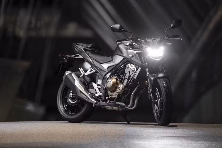 Phiên bản mới CB500F tiếp tục được trang bị bộ ly hợp chống trượt 2 chiều mang đến sự trơn tru, êm ái và thuận tiện hơn cho việc lên hoặc về số. Mức giá xe Honda CB500F 2021 mới chính hãng bán ra tại Việt Nam là 254 triệu đồng. CBR650R sẽ được bán ra thị trường từ ngày 10/3/2021, trong khi phiên bản mới CBR500R và CB500F được bán ra thị trường từ 21/4/2021