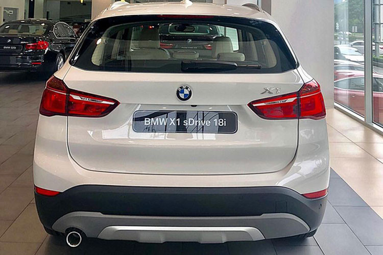 Giá BMW X1 sDrive 18i 2018 khởi điểm từ 1,829 tỷ đồng tại Việt Nam và được phân phối chính hãng từ Thaco. Nếu so với người anh em X2, BMW X1 sDrive 18i 2018 đang bán ra chính hãng ở nước ta, mẫu xe mới này rẻ hơn 310 triệu đồng nhưng lại đắt hơn bản cũ khoảng 141 triệu đồng.