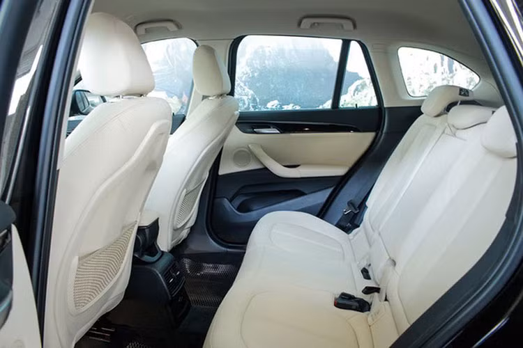 Về khả năng vận hành, sức mạnh của BMW X1 sDrive 18i 2018 đến từ khối động cơ tăng áp Twin Power Turbo 3 xi-lanh, dung tích 1,5 lít, sản sinh công suất tối đa 138 mã lực và mô-men xoắn cực đại 220 Nm, kết hợp với hộp số tự động Steptronic 7 cấp, giúp xe tăng tốc từ 0 – 100 km/h trong vòng 9,6 giây trước khi đạttốc độ tối đa 201 km/h.