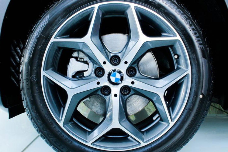 Thân xe cũng có đường gân khỏe khoắn nối liền từ cụm đèn trước ra đến đèn hậu phía sau, ốp bệ cửa mạ crôm và đặc biệt là sự xuất hiện của bộ mâm hợp kim 5 chấu kích thước 18 inch mới, sơn 2 tông màu trông sang trọng, thể thao hơn nhiều so với bộ mâm 17 inch trước đây.