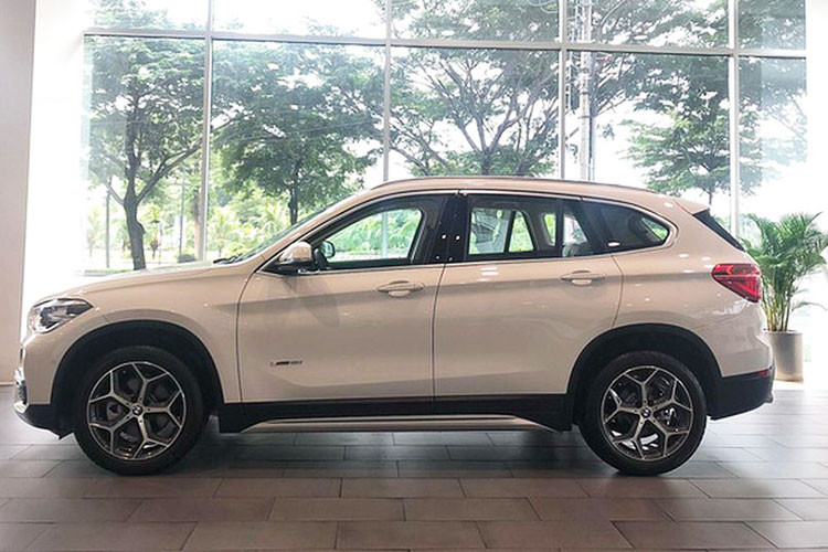 Mặc dù bị khuyết thiếu gói M Sport như "đàn anh" X2 mới ra mắt thị trường Việt Nam vừa qua, nhưng BMW X1 sDriver 18i này vẫn được bán ra với gói trang bị xLine đem lại cho xe một diện mạo thể thao hơn.