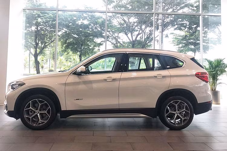 Mặc dù bị khuyết thiếu gói M Sport như "đàn anh" X2 mới ra mắt thị trường Việt Nam vừa qua, nhưng BMW X1 sDriver 18i này vẫn được bán ra với gói trang bị xLine đem lại cho xe một diện mạo thể thao hơn.