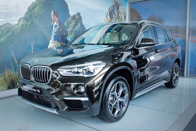 Vào hồi tháng 8/2018 vừa qua, nhà phân phối chính hãng xe BMW tại Việt Nam đã mang mẫu SUV hạng sang cỡ nhỏ BMW X2 về nước. Đến nay, tiếp tục đến BMW X1 2018 mới cập bến với phiên bản sDrive 18i.