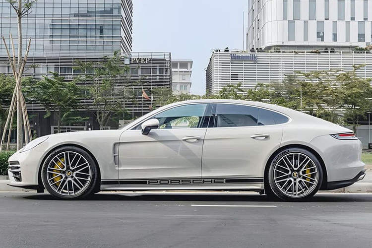 Hiện ODO của xe Porsche Panamera Turbo S đã qua sử dụng này theo người bán đăng tải là 1.800 km. Người này cũng cho biết, xe được mua thêm option chính hãng 1,8 tỷ đồng và thời điểm chủ cũ mua vào, xe có giá khoảng gần 16 tỷ đồng.