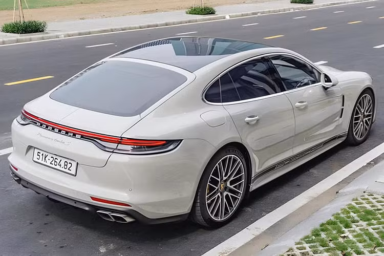 Chiếc Porsche Panamera Turbo S 2022 từng thuộc sở hữu của ông Đặng Lê Nguyên Vũ có màu sơn ngoại thất xám Crayon Grey giá 266 triệu đồng. So với phiên bản thông thường, ngoại thất của Panamera Turbo S 2022 không có nhiều điểm khác biệt.