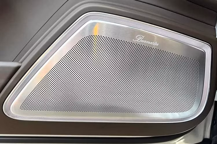 Ngoài ra, chiếc xe này còn được nâng cấp thêm gói Sport Chrono cho chiếc Panamera hàng độc này. Option này được niêm yết với giá 77 triệu đồng trên trang chủ Porsche Việt Nam.