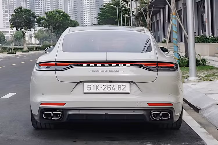 Porsche Panamera Turbo S 2022 sử dụng động cơ V8, tăng áp kép, dung tích 4.0 lít, sản sinh ra công suất tối đa lên đến 621 mã lực, mô men xoắn cực đại 820 Nm.