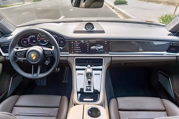 Chiếc Porsche Panamera Turbo S đời 2022 siêu lướt này ngoại trừ phần hốc gió lớn hơn cùng hệ thống ống xả kép hình vuông độc quyền của phiên bản Turbo. Xe được trang bị bộ mâm đa chấu kích thước 21 inch, đi kèm cùm phanh màu vàng nổi bật. 