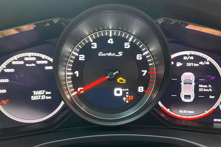 Nhiều chi tiết được làm từ chất liệu carbon như táp-pi, táp-lô, vô-lăng, bậc cửa và ốp bảng điều khiển ở hàng ghế sau. Ước tính chi phí để trang bị loạt tùy chọn này lên tới 180 triệu đồng.