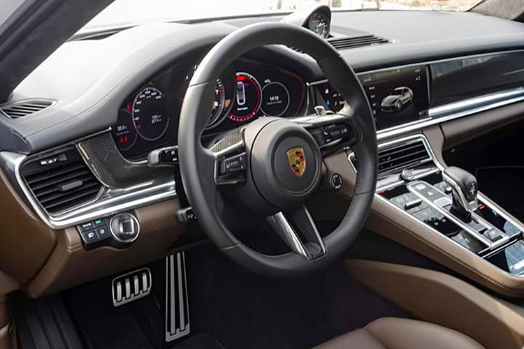 Không gian nội thất của xe sử dụng tông màu nâu chủ đạo, các chi tiết còn lại màu đen. Tùy chọn này tiêu tốn số tiền hơn 50 triệu đồng của chủ xe. Do ít sử dụng, độ căng của da bọc ghế vẫn như xe mới. 