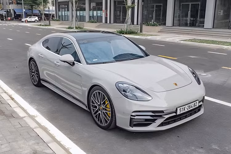 Vào hồi tháng 5/2023, chiếc Porsche Panamera Turbo S của Đặng Lê Nguyên Vũ từng sở hữu bất ngờ xuất hiện trên sàn xe cũ. Vào thời điểm đó, xe có ODO chỉ vỏn vẹn 888 km và mức giá mà người bán đưa ra là 12,5 tỷ đồng.