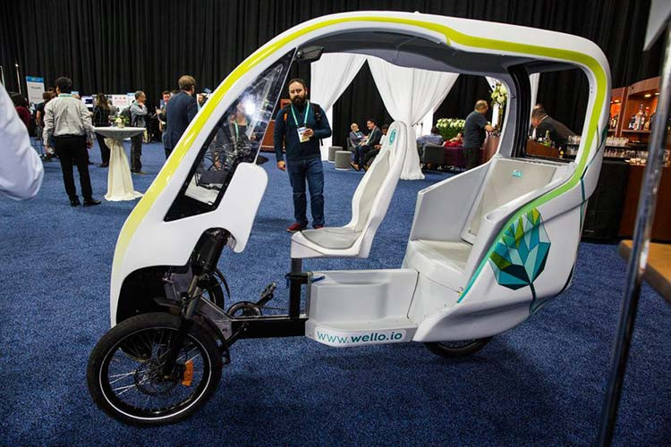 Trên khía cạnh an toàn, Wello Family có trang bị đèn chiếu sáng, gương chiếu hậu và một khung vỏ ngoài cứng cáp để bảo vệ an toàn người ngồi trong hơn so với việc lái xe đạp thông thường. Phía trước có một hệ thống treo và có thể ngả một chút khi rẽ, khiến chiếc xe 3 bánh trở nên cân bằng hơn khi bẻ lái ở tốc độ cao.