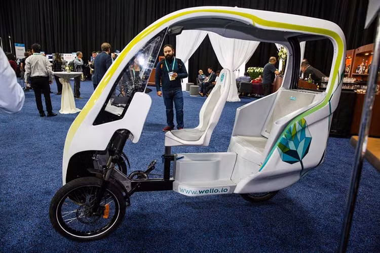 Trên khía cạnh an toàn, Wello Family có trang bị đèn chiếu sáng, gương chiếu hậu và một khung vỏ ngoài cứng cáp để bảo vệ an toàn người ngồi trong hơn so với việc lái xe đạp thông thường. Phía trước có một hệ thống treo và có thể ngả một chút khi rẽ, khiến chiếc xe 3 bánh trở nên cân bằng hơn khi bẻ lái ở tốc độ cao.