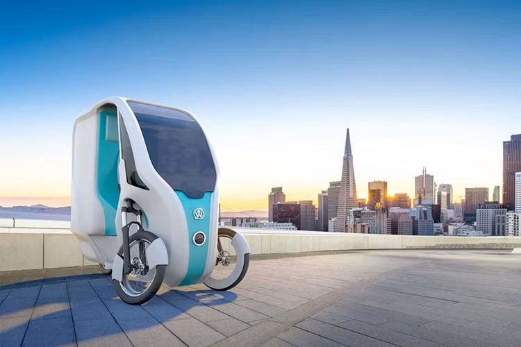 xe đạp 3 bánh lai ôtô Wello Family là một phương tiện gần như hoàn hảo trên mọi phương diện, ngoại trừ giá bán. Được giới thiệu tại CES 2020, nó có trang bị bộ đẩy kép: bàn đạp và mô tơ điện. Trong đó, mô tơ điện hoạt động bằng tấm pin năng lượng mặt trời đặt trên mái, và bất cứ khi nào bạn cảm thấy buồn chân hoặc muốn đi nhanh hơn thì có thể đạp các chân pedal phía dưới.