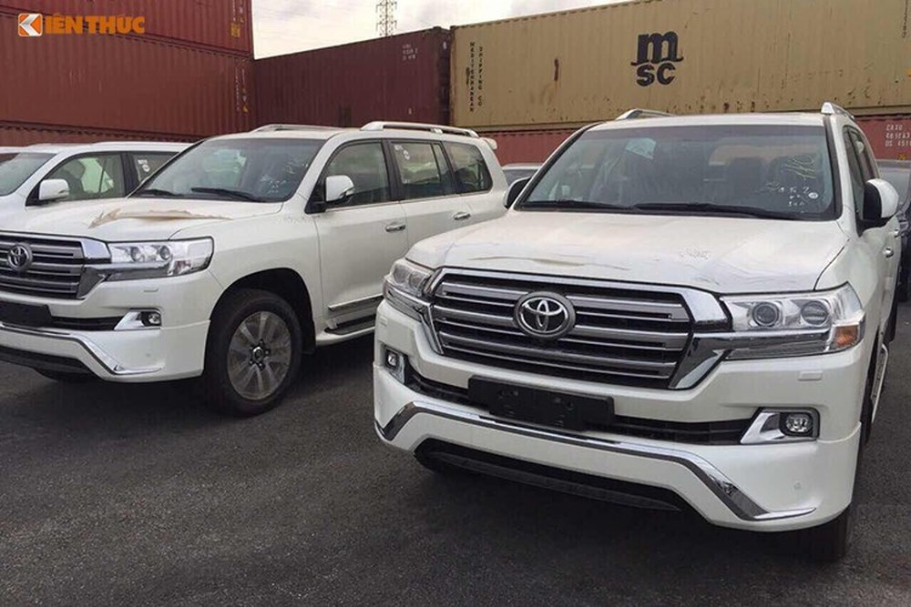 Với giá gần 4 tỷ đồng sẽ có nhiều lựa chọn hợp lý hơn Toyota Land Cruiser tại thời điểm hiện tại. Chiếc xe SUV cỡ lớn Nhật Bản đang dần nằm ngoài cuộc chơi với các đối thủ cùng phân khúc khi chỉ bán ra 0 xe. Người tiêu dùng đang có xu hướng chọn những dòng xe nhỏ nhưng đủ dùng hơn là những động cơ V8 4.6 lít "uống xăng như nước".