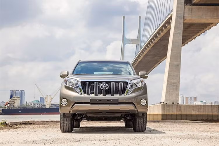 Giá xe Toyota Land Cruiser Prado quá cao so với các đối thủ, khiến các khách hàng ngày dần chuyển sang những chiếc xe Đức hay Anh quốc... Trong tháng 3/2018 vừa qua, Land Cruiser Prado không bán được chiếc xe nào ra thị trường Việt.