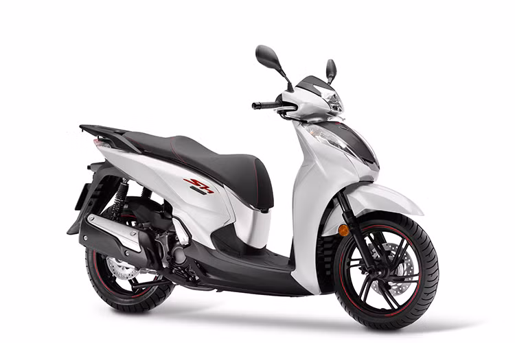 SH 300i phiên bản 2017 sẽ có thêm những chi tiết màu đỏ ở vành xe, đường chỉ may ở yên, giúp diện mạo xe thêm tính thể thao. Kích thước dài x rộng x cao của xe lần lượt 2.131 x 728 x 1.193 mm không thay đổi nhiều so với phiên bản hiện tại đang được phân phối chính hãng tại thị Việt Nam thời gian qua.