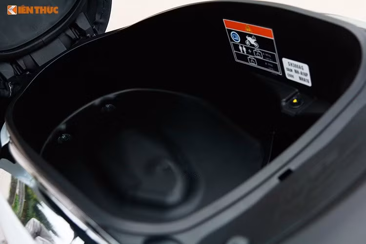 SH300i 2017 bản nâng cấp vẫn sở hữu hệ thống khung sườn của người tiền nhiệm, khoang chứa đồ dưới yên có thể để một nón bảo hiểm. Việc tăng nhẹ về trục cơ sở (mới là 1.438mm; cũ là 1.422mm) giúp gia tăng tính ổn định vận hành. Ngoài ra, Honda thậm chí còn tích hợp cho xe một ổ điện 12V để sạc điện thoại trong cốp.