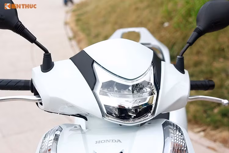 Phiên bản SH300i mới có tư thế ngồi lái thẳng hơn một chút để lái xe thoải mái hơn và tối ưu tầm nhìn. Đối với người châu Âu có tầm thước lớn, điều này rất quan trọng. Ở phía trước, đèn pha của xe vẫn được trang bị công nghệ LED. Các bóng LED của chiếc xe được đặt giấu sau một thanh ngang có logo SH độc đáo trong chóa đèn.