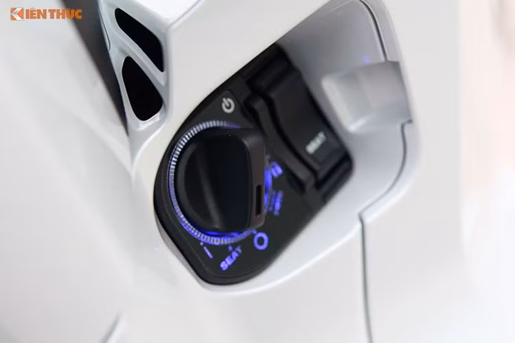 Là một mẫu xe tay ga cao cấp nhất của hãng xe máy Honda, SH 300i vẫn tiếp tục sở hữu hệ thống khóa thông minh Smart Key tương tự như phiên bản cũ hay các phiên bản SH150/125i và PCX ở Việt Nam. Trên thực tế, SH 300i từng là một trong những mẫu xe đầu tiên có hệ thống này.