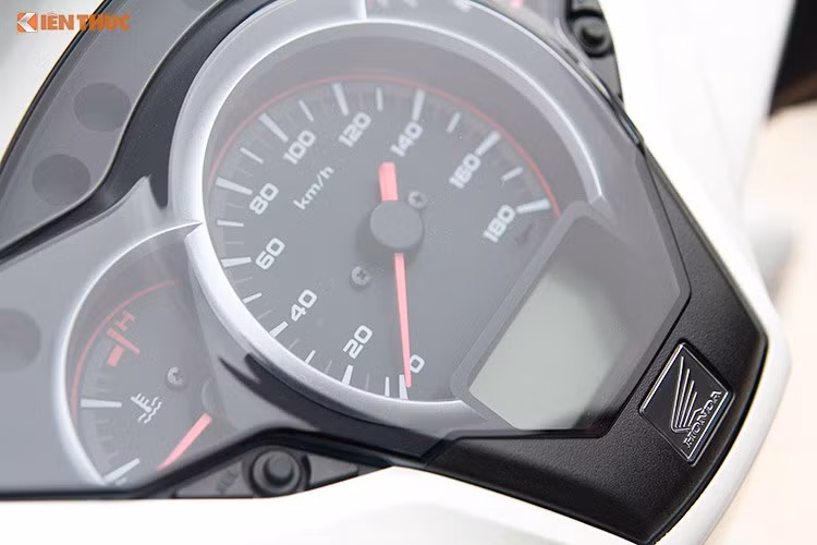 Tổng quan, SH300i mới nhìn thanh thoát, mạnh mẽ và tinh tế hơn nhờ cách phối màu. Các đèn LED mới ở trước và sau tạo hình ảnh ấn tượng. Bảng đồng hồ của SH300i có cả đồng hồ đo nhiệt độ nước làm mát, kèm theo các đèn chỉ báo mức dầu và hệ thống phanh ABS...