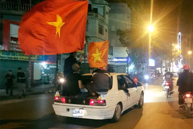 Một chiếc sedan đời "ơ kìa" với những vị khách phấn khích đu bám phía sau mà nếu ngày thường, có cho tiền họ cũng không...dám diễn!