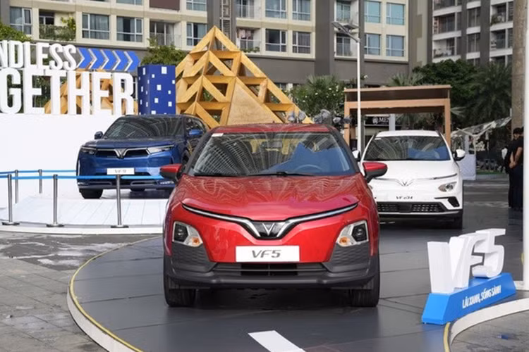 VinFast kien nghi mien phi truoc ba oto dien them 3 nam