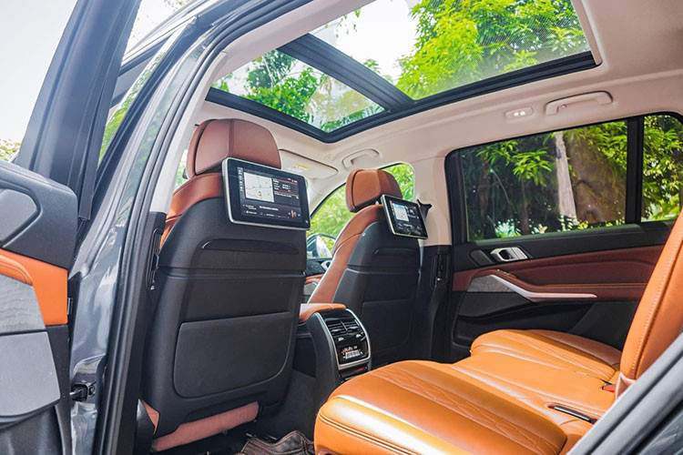 Ghế ngồi trên BMW X7 2020 được bọc da Merino có lỗ thông khí với chức năng làm mát/sưởi ấm cùng tính năng chỉnh điện nhiều hướng và nhớ vị trí cho hàng ghế trước. Ở hàng ghế sau, X7 2020 chỉ có 2 ghế ngồi kiểu dòng xe MPV cỡ lớn cũng có tính năng chỉnh điện, hàng ghế thứ cuối cùng rộng rãi đủ dùng cho 2 người lớn.