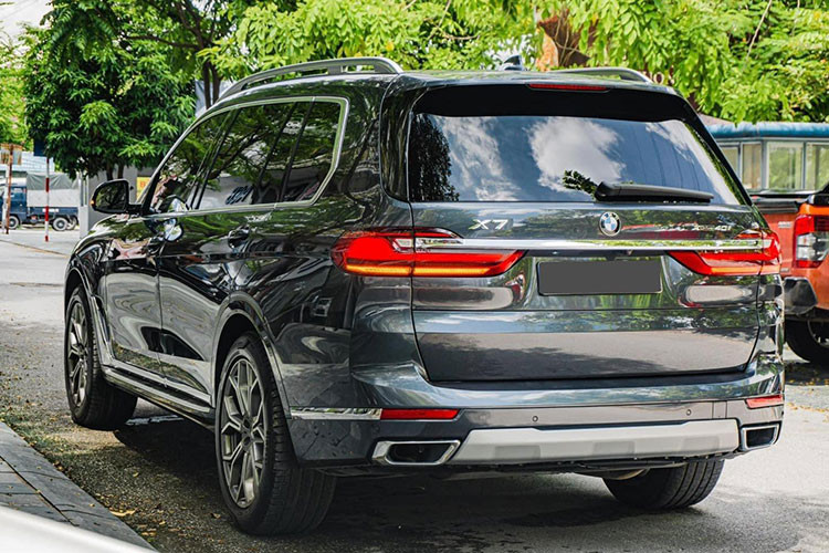 Mức giá xe BMW X7 xDrive40i M Sport 2020 chính hãng khi mới về Việt Nam vào giữa năm 2019 có mức niêm yết bán khoảng hơn 7 tỷ đồng. Sau khi đăng kí đăng kiểm ra biển trắng Hà Nội, chủ nhân của xe phải chi ra số tiền tổng cộng là gần 8 tỷ đồng.