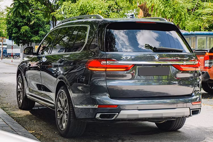 Mức giá xe BMW X7 xDrive40i M Sport 2020 chính hãng khi mới về Việt Nam vào giữa năm 2019 có mức niêm yết bán khoảng hơn 7 tỷ đồng. Sau khi đăng kí đăng kiểm ra biển trắng Hà Nội, chủ nhân của xe phải chi ra số tiền tổng cộng là gần 8 tỷ đồng.