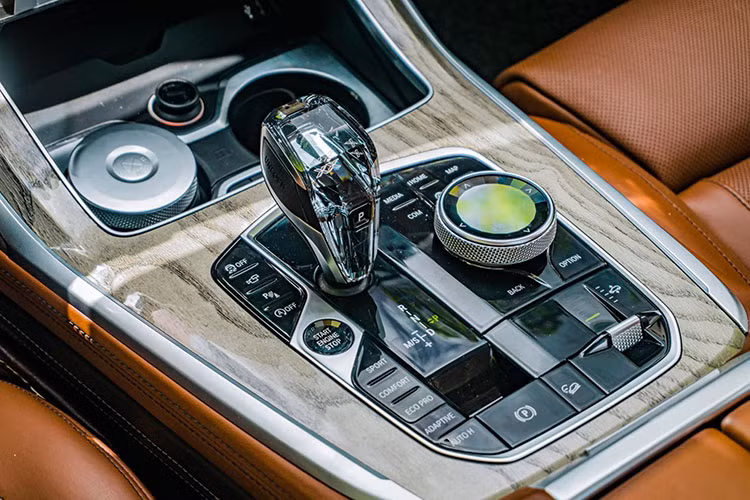 Mẫu xe SUV BMW X7 xDrive M Sport 2020 sử dụng khối động cơ 6 xi-lanh tăng áp có dung tích 3.0 lít, sản sinh công suất tối đa 335 mã lực và mô men xoắn cực đại đạt mức 450 Nm. Nhờ hộp số tự động 8 cấp và hệ dẫn động 2 cầu xDrive, X7 tăng tốc từ 0-100 km/h trong vòng 6,1 giây và có tốc độ tối đa 245 km/h.