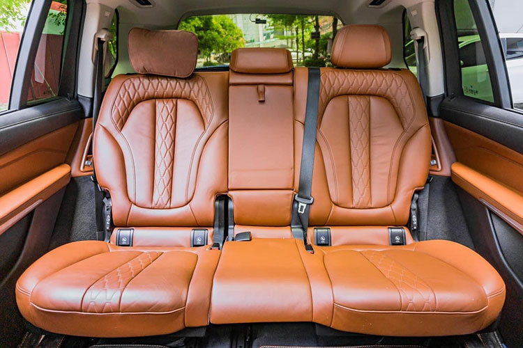 Điểm mới trên BMW X7 là cần số của được làm từ pha lê khá sang chảnh. Tương tự các dòng xe BMW chủ lực khác, hàng loạt các tính năng an toàn cũng được thương hiệu Đức trang bị cho X7 như; Hỗ trợ lái chủ động, Cảnh báo điểm mù, Cảnh báo chệch làn, Cảnh báo va chạm sau/trước, Cảnh báo người đi bộ băng qua đường và Cảnh báo tốc độ giới hạn...